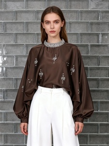 A11209 Camicetta da <span class=keywords><strong>Donna</strong></span> in Raso <span class=keywords><strong>Marrone</strong></span>: Top con Collo Alto e Maniche a Sbuffo Decorato con Cristalli - Elegante Abbigliamento da Ufficio/Cocktail - Product Image 1