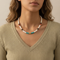 Collier ras du cou Bingxin fait main style bohème avec perles de coquillage blanches, pierres naturelles colorées et disque doré – Cadeau tendance pour femme