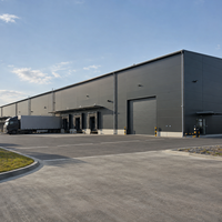 Entrepôt à grande portée en structure métallique, atelier métallique de haute technologie, installation de distribution industrielle résistante aux intempéries