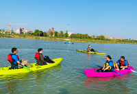 Kayak tandem de pêche en plastique rigide pour l'extérieur, kayak à assise sur le dessus pour 2 ou 3 personnes avec 2 sièges rembourrés en EVA