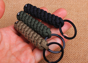 Llavero de cuerda trenzada de paracord de poliéster de siete hilos hecho a mano con mosquetón de aleación para senderismo y camping al aire libre - Product Image 6