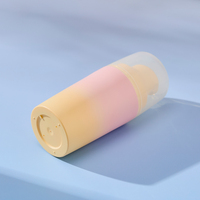 Bouteille rotative ronde de 45ml de couleur pourpre mate de luxe avec pompe orange Bouteille sans air en PP en gros pour l'emballage d'eau d'essence