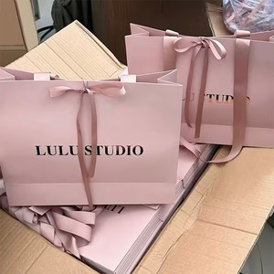 Vente en gros de sacs en papier pour achats de luxe avec logo imprimé sur mesure sac à main cadeau shopping en papier pour vêtements - Product Image 1