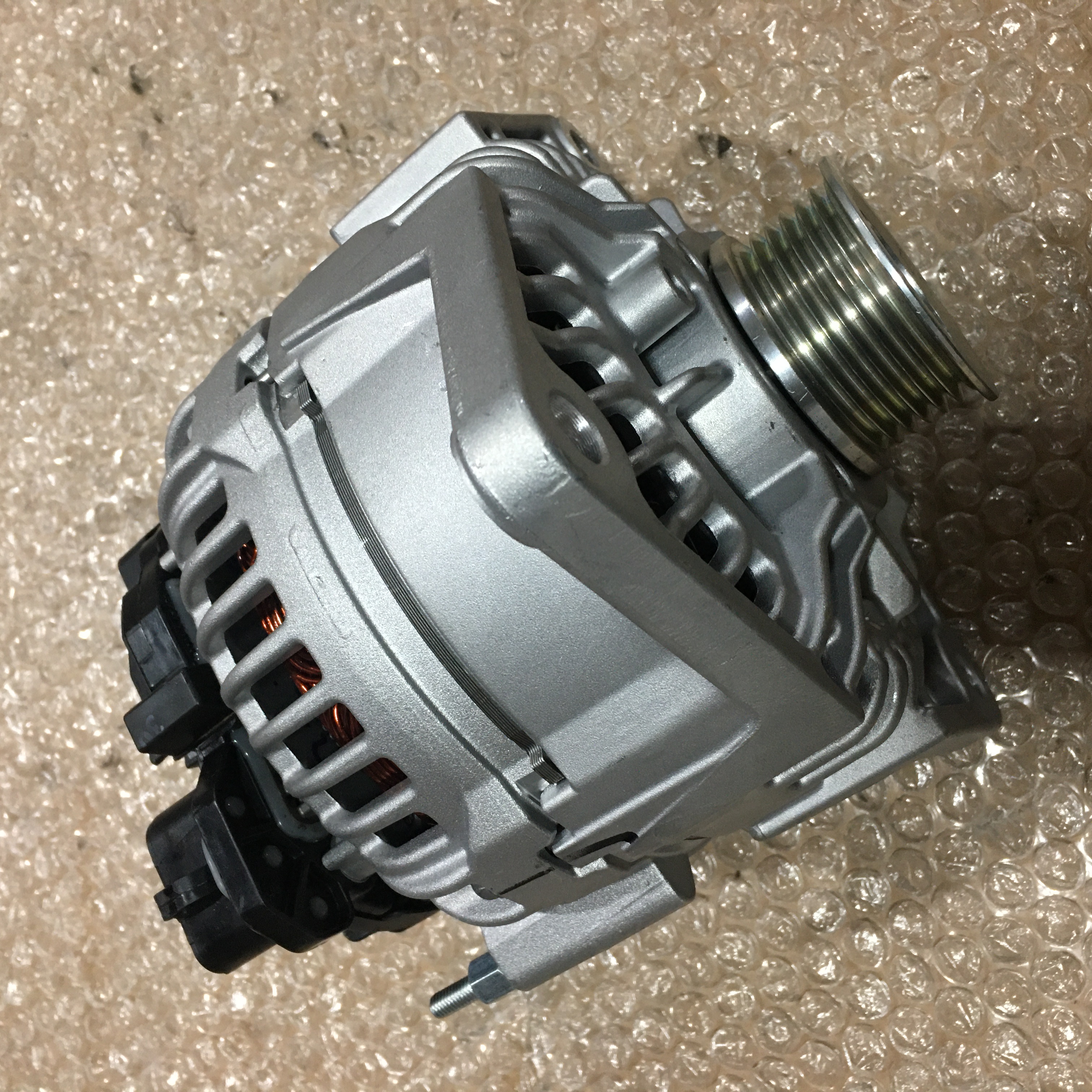 012xxol購入24.5cm 24V 150A全新原装交流发电机，用于博世0124655643 0124655644