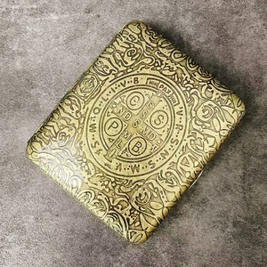 Caja <span class=keywords><strong>de</strong></span> cigarrillos <span class=keywords><strong>de</strong></span> superficie pulida con forma cuadrada y diseño moderno <span class=keywords><strong>de</strong></span> bronce creativo, funda abatible en relieve, paquete <span class=keywords><strong>de</strong></span> 20, portátil automático - Product Image 3
