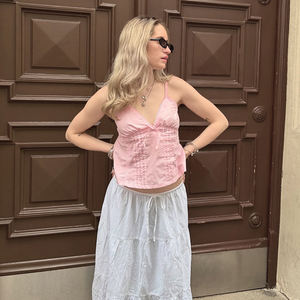 เสื้อสายเดี่ยวคอวีแต่งระบาย Sweet Girl รุ่นบางเบา สีพื้น สำหรับฤดูร้อน เสื้อครอปสำหรับผู้หญิง - Product Image 3