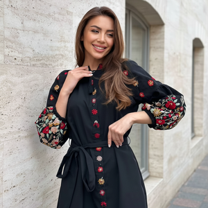 Robe brodée Ukraine noire Vishivanka faite à la main avec ornement traditionnel Chemisier et robe folklorique pour femmes d'Ukraine - Product Image 1