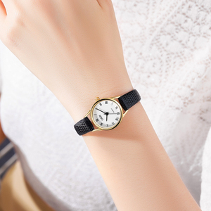 Montre à quartz pour femme en cuir véritable fin, style vintage, avec cadran romain et bracelet en peau de serpent dorée - Product Image 3