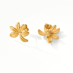 Bijoux personnalisés, boucles d'oreilles délicates, boucles d'oreilles en acier inoxydable tendance, boucles d'oreilles en forme de fleur dorée, bijoux pour femmes - Product Image 1