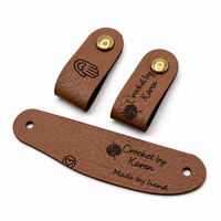 Étiquettes ECO souples faites à la main personnalisées en cuir artificiel, étiquette à tricoter au laser avec logo et rivet en métal pour vêtements