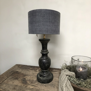 Lampe de table vintage en bois noir, base en bois vieilli artisanal avec abat-jour en tissu gris pour la décoration de la chambre à coucher, du salon ou de la console - Product Image 1