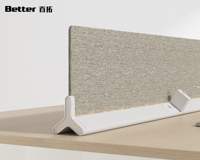 Elegante Estación de Trabajo de Oficina en Madera Clara con Divisor Acústico Integrado y Gestión de Cables, Escritorio Premium para Personal en Oficinas Modernas