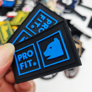 ブランド名ロゴ3dソフトPVCラベルゴムパッチ縫製ゴムパッチ帽子用ハンドバッグパンツカスタムPVCパッチ - Product Image 1