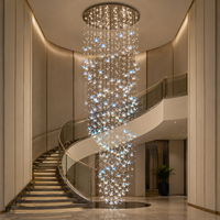 Lustre en verre coloré sur mesure, grande installation suspendue pour hall d'hôtel de luxe, villa, atrium, escalier, éclairage intérieur