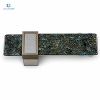 Meuble bar Luca en labradorite bleue de luxe |   Armoire de rangement moderne bicolore à plateau cantilever poli, sur mesure pour maison et hôtel