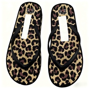 Sandales compensées à plateforme motif animalier tendance, tongs à talon haut pour femme, pantoufles d'été à semelle épaisse OEM ODM - Product Image 1