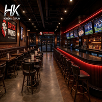Ensemble de mobilier de bar personnalisé avec comptoir en L, étagères à bouteilles, banquette et vitrine en verre pour bar sportif
