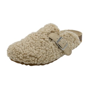Chaussons légers en <span class=keywords><strong>peau</strong></span> <span class=keywords><strong>d</strong></span>'<span class=keywords><strong>agneau</strong></span> avec semelles brunes et boucles de ceinture pour la chaleur de la maison, la chambre à coucher et le confort intérieur. Chaussons <span class=keywords><strong>d</strong></span>'intérieur pour femmes - Product Image 1