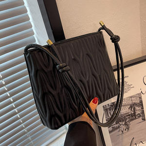 [37 000 personnes ont récolté ce produit] Nouveau style <span class=keywords><strong>2022</strong></span> Sac seau pour femme en PU uni avec fermeture éclair, design plissé, pour les loisirs et les voyages - Product Image 3