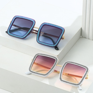 Offre Spéciale Lunettes de soleil carrées brillantes UV400 à la mode pour femmes Monture de lunettes avec logo personnalisé en blanc transparent avec un design en métal populaire - Product Image 3