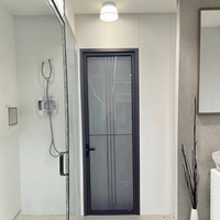 Porte battante en aluminium à cadre étroit noir avec verre dépoli dans un style moderne, porte de salle de bain étanche