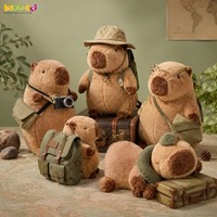 Peluche Capybara Rétro Aventure en Voyage, Capybara en Peluche Doux avec Sac à Dos Appareil Photo et Lunettes