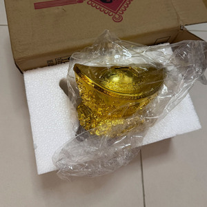 Sculpture Feng Shui porte-bonheur en résine dorée, lingot d'or, tirelire pour la prospérité, cadeau d'entreprise ou de pendaison de crémaillère - Product Image 4