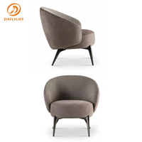 Fauteuil lounge asymétrique moderne en tissus mélangés, fauteuil sculptural beige avec dossier extérieur lisse, mobilier d'appoint de luxe