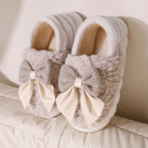 Vente en gros de nouvelles pantoufles plates pour femmes en PVC avec doublure en peluche, nouveaux modèles de bonne qualité - Product Image 1