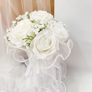 Bouquet da sposa artificiale con rose bianche, gypsophila, pizzo e nastro con nappe per matrimonio e fidanzamento - Product Image 4
