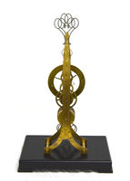 Horloge de bureau / montre squelette à pendule à ciseaux, style français antique, en laiton poli, avec dôme en verre ovale et pendule à fuseau à deux balanciers