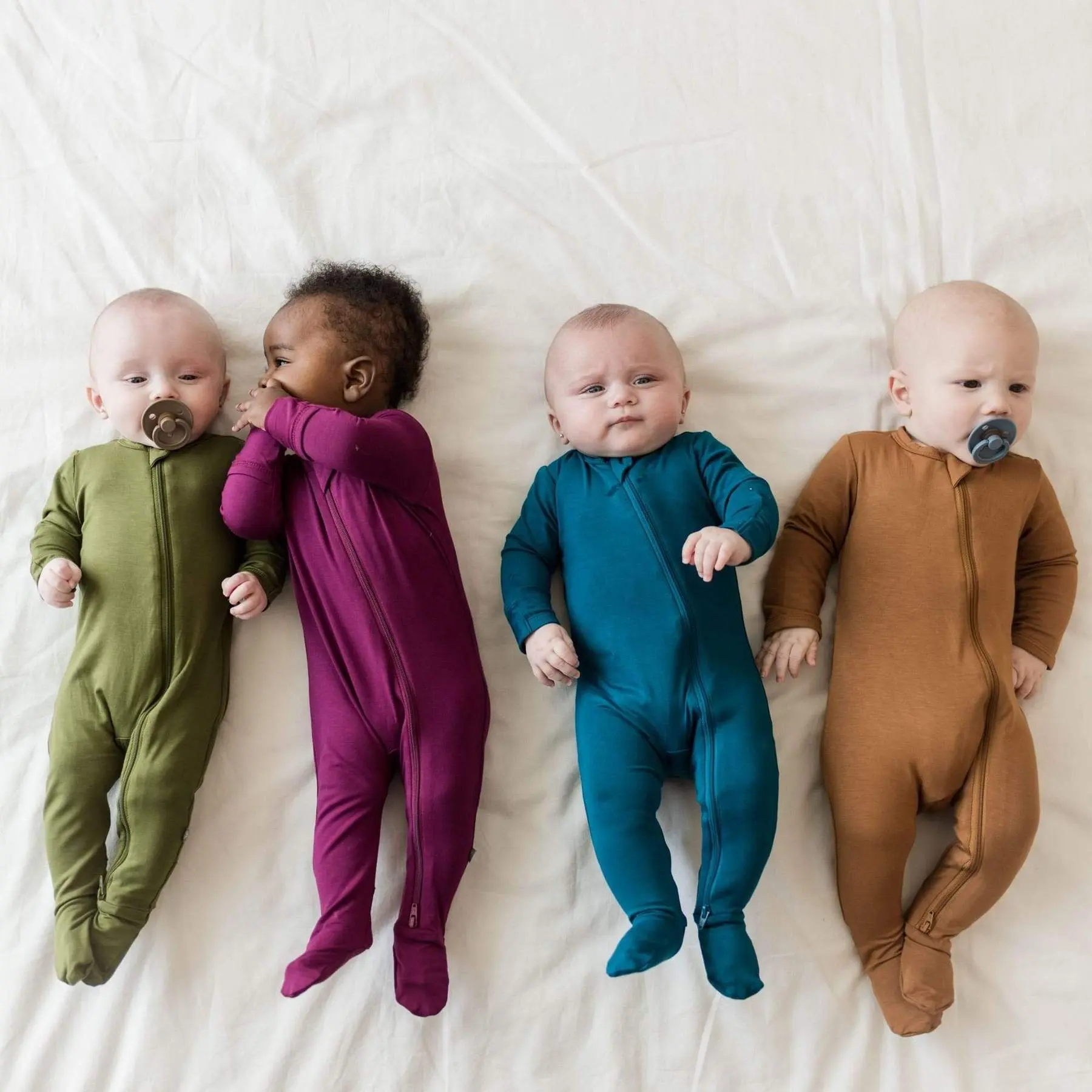 ملابس أطفال حديثي الولادة من مصنع هونجبو, ملابس أطفال حديثي الولادة من القماش الطبيعي سادة بأكمام طويلة وشريط قدم من خشب الخيزران لعام 100% بيجامة أطفال بسوستة