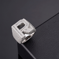 Bijoux fins, bagues de fête en platine rhodié serties de zircon taille baguette, personnalisées avec l'initiale R de l'alphabet, pavé de zircon