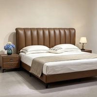 Lit double en cuir marron italien, nouveau modèle, confortable, avec cadre en bois, idéal pour villa, chambre principale, style moderne et épuré.
