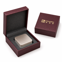 Boîte cadeau rigide de luxe personnalisée de style livre magnétique avec logo en feuille d'or et insert en papier texturé pour l'emballage cosmétique