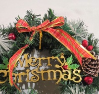 Karangan Bunga Natal PVC Artifisial Grosir dengan Hiasan Buah Pinus, Buah Berry Merah, Pita, dan Ujung Bersalju untuk Dekorasi Pintu Natal