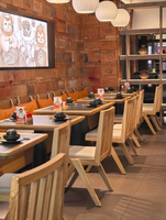 Ensemble de table de barbecue coréen haut de gamme avec hot pot sans fumée intégré, sièges et chariots en bois assortis pour restaurant asiatique