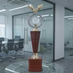 Trofeo de Cristal Modelo 784 A B C con Diseño de Estrella, Columna Roja y Base Dorada, Premio Deportivo - Product Image 1