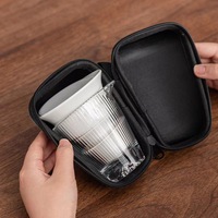 Service à thé portable en céramique pour l'extérieur, style chinois, un théière et trois tasses, avec mini sac de transport et filtre, idéal comme cadeau