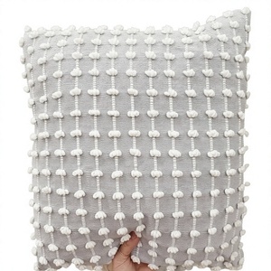 Housse de coussin d'extérieur bohème moderne, motif vintage, tissée à la main, unique, très vendue, garnissage 100% coton ITHL - Product Image 1
