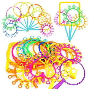 Varita de burbujas de plástico colorida para niños, juguetes de agua al aire libre de verano para soplar burbujas divertidas - Product Image 1