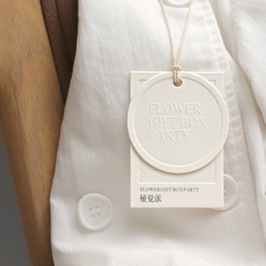 Etiqueta oscilante de ropa de lujo, etiqueta colgante de papel con logotipo personalizado para bolsos con logotipo propio de ropa - Product Image 6