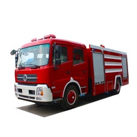 Camion de pompiers Dongfeng 4x2 à double cabine [X]000L avec moteur [XXX]HP, réservoir d'eau robuste, véhicule d'urgence municipal