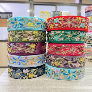 Cordones florales bordados hechos a medida en tamaño de 1,25 pulgadas a 2 pulgadas, ideales para usar como bordes en color brillante e hilo sombreado - Product Image 1