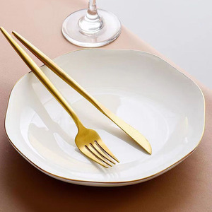 <span class=keywords><strong>Bone</strong></span> China Home Hotel Table Setting Ceramics Plato de cena de forma diferente Plato de encaje dorado Plato de comida occidental - Product Image 3