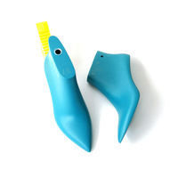 Embauchoir pour chaussures femme HY vert armée anti-plis en plastique pour chaussures montantes à bout pointu et talon moyen W007H