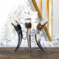 Cornes à boire artisanales en corne de buffle avec sangle en cuir, forme naturelle, style animalier, objet de collection, décoration artistique