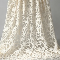 Tissu en dentelle soluble dans l'eau à motif floral blanc ajouré brodé pour robe de mariée ou de soirée