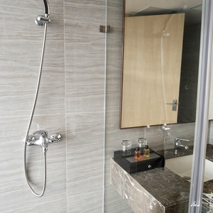 Porte de douche sans cadre en verre trempé transparent de 10 mm, cabine de douche en verre moderne pour hôtel, pour projets commerciaux - Product Image 6
