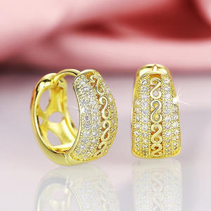 Boucles d'oreilles Huggie plaquées or blanc de luxe avec micro-inserts de diamants ronds pour femmes, bijoux fins à porter au quotidien - Product Image 1